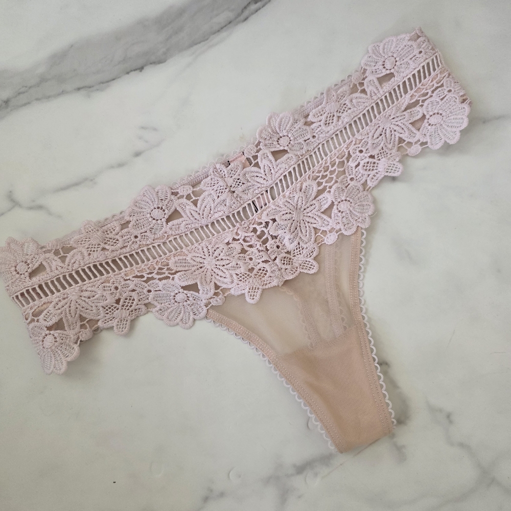 NWT- Victoria's Secret Light Pink Lace Bra and Panty Set- 32C/S - Picture 5 of 8